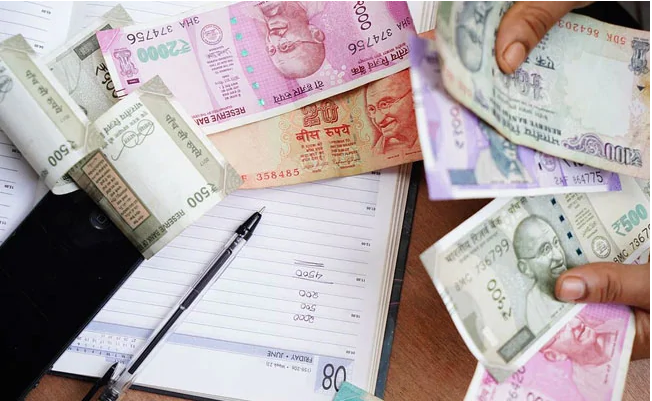 SBI vs ICICI vs HDFC: These three banks are giving the highest interest on FD, know where are you getting more benefits SBI vs ICICI vs HDFC: These three banks are giving the highest interest on FD, know where are you getting more benefits