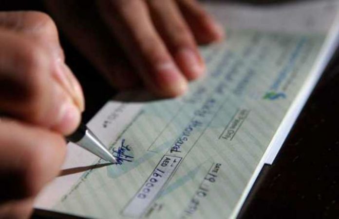 Cheques Signing Mistakes: Do not make these 10 mistakes while signing cheques, otherwise you will suffer huge losses.