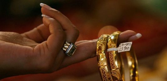 Gold Price Today: Gold became cheaper by Rs 1600 and silver by Rs 8,000 in a day, check today's latest price