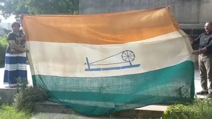 Meerut: The family has taken care of the flag of the 75-year-old Congress convention, memories are also associated with the Azad Hind Fauj
