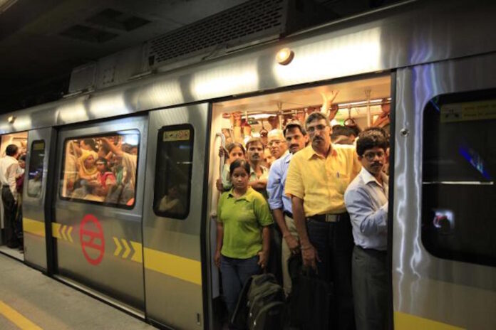 Delhi Metro Updates: Passengers Alert! Operation of Delhi Metro affected for 2 hours 30 minutes, passengers trapped inside the train for 45 minutes