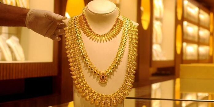Gold Price Today: Slight fall in gold, silver slipped by Rs 1,557, know the condition of the bullion market for the whole week.