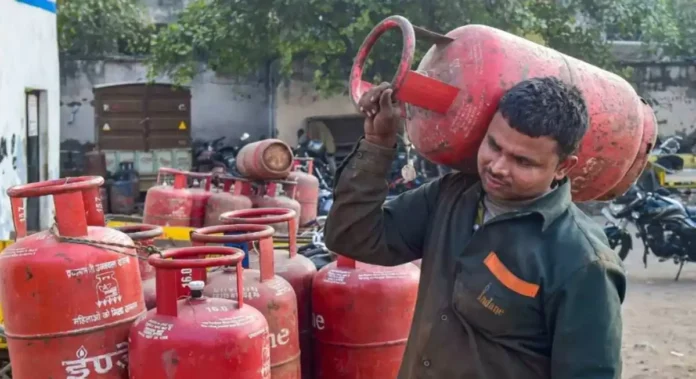 LPG Gas Cylinder : Government is giving LPG cylinder for Rs 450! Oil companies will be reimbursed from the government treasury...know details