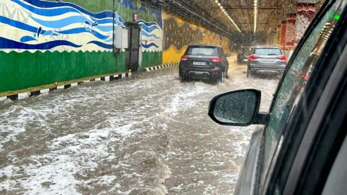 Rain: Heavy rain in many parts of Andhra-Tamil Nadu and Bengaluru; Schools closed, many trains and flights cancelled
