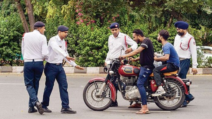 Traffic Challan Alert: Heavy challan will be deducted for riding a bike wearing sandals, know how much fine will have to be paid