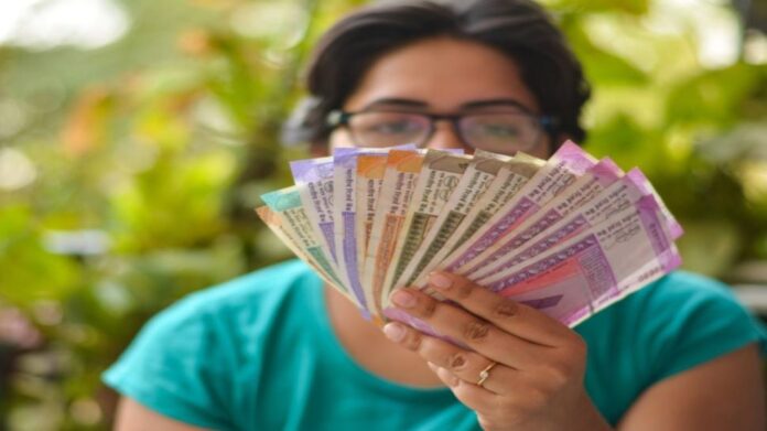 LIC's special plan for women! Deposit Rs 2610 every month to earn over Rs 11 lakh, know