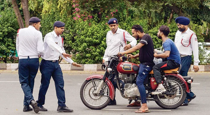 New Traffic Rules: Traffic rules have changed, now a challan of 10 thousand rupees will be deducted, license of such people will be suspended