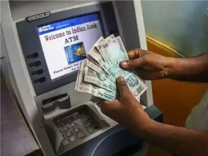 Bank New Update: Alert for SBI, HDFC, ICICI and Axis Bank customers, now they will have to pay this much to withdraw money from ATM.