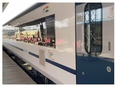 वंदे भारत स्लीपर ट्रेन: यात्रियों के लिए खुशखबरी!  वंदे भारत स्लीपर ट्रेन पर बड़ा अपडेट, जानिए कब चलेगी?