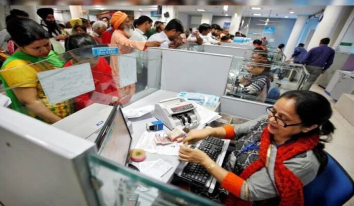 Bank employees: Good news! Salary will increase by 17% annually and they will get Saturday holiday.