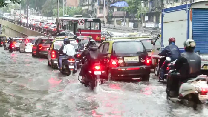 UP Weather Alert: Heavy Rain & Lightning Expected in 21 Districts Within Next 3 Hours