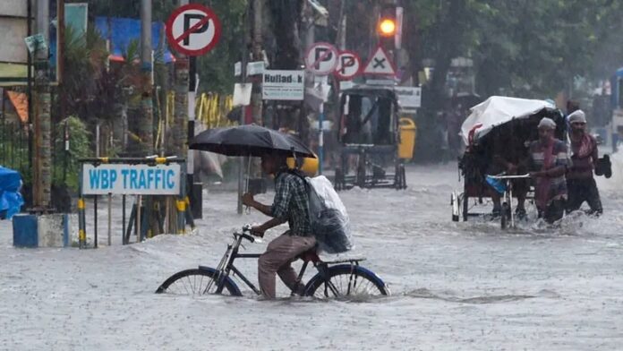 UP weather alert: High alert for winds at 40 KM/H and rain in 25 districts on August 26