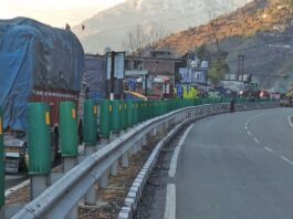 Jammu-Srinagar Highway closed for fourth day, 3700 vehicles stranded, Mughal Road reopened