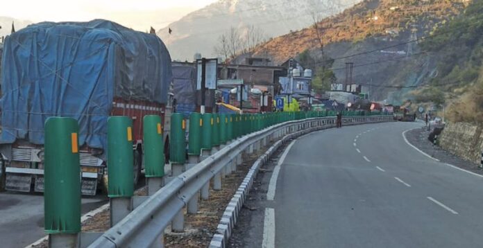 Jammu-Srinagar Highway closed for fourth day, 3700 vehicles stranded, Mughal Road reopened