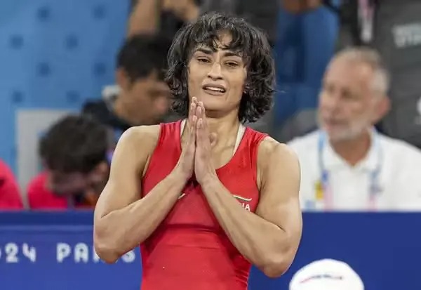 Vinesh Phogat takes a U-turn from retirement, announces return to Olympics Vinesh Phogat takes a U-turn from retirement, announces return to Olympics